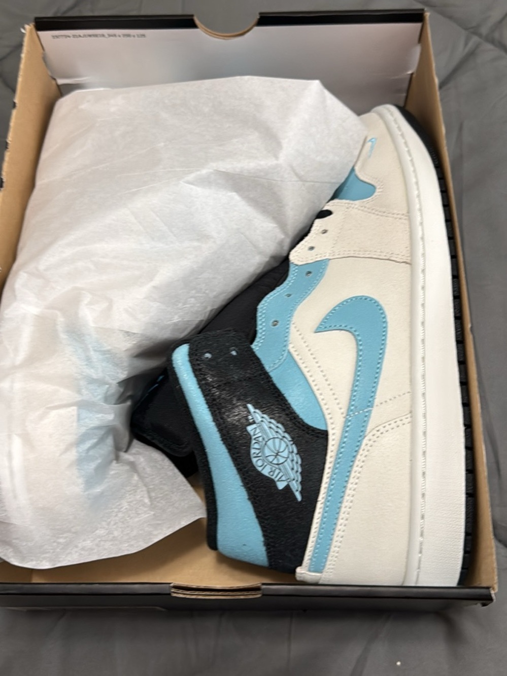 Air Jordan 1 Mid “ Blue Chill “High-Top Sneakers in Light Blue, Black and White - Picture 5 of 6